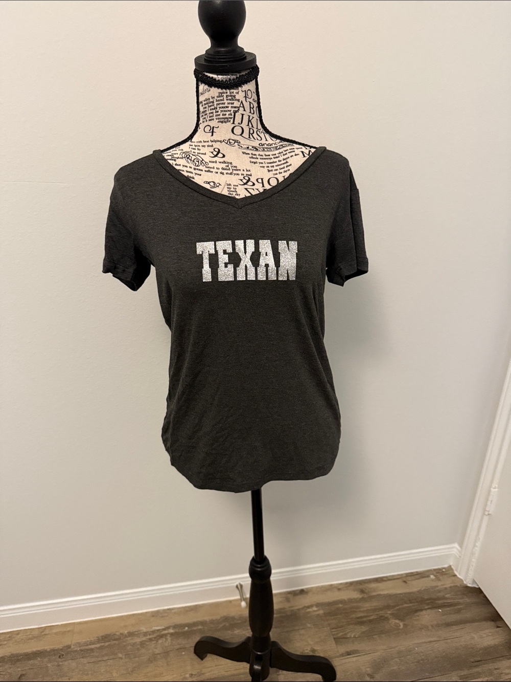 Texan Graphic V-Neck Women's Tee - Charcoal